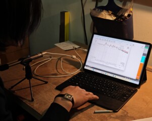 zeyu li analyzing data of a soundboard on a computer with software